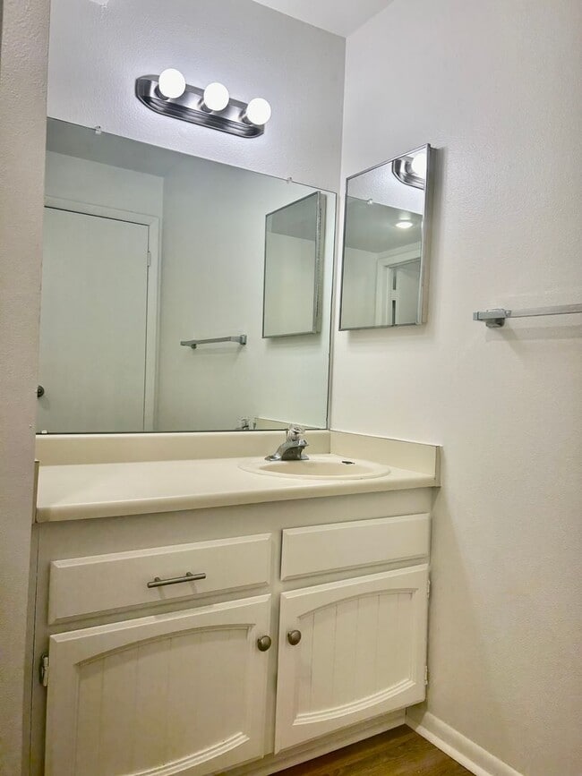 Building Photo - **$500 Move in Special** NEW LOW PRICE Spacious 1 bed/one bath in Aurora