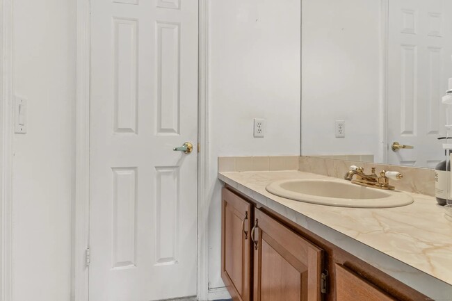 Master bedroom entrance to the bathroom - 136 Pembroke Rd