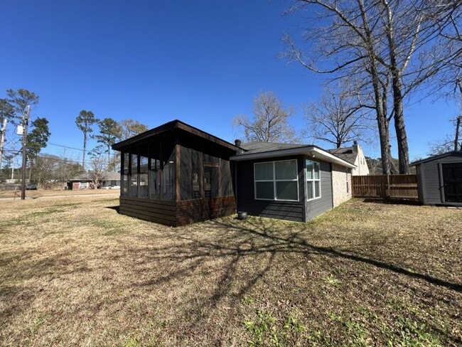 Building Photo - Beautifully Updated 3 Bedroom / 2 Bathroom Home – Available Now!