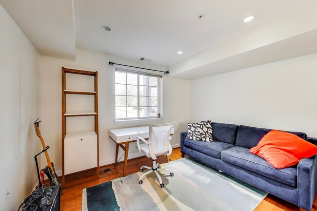 Building Photo - Light-filled 2bd/2ba right on S Four Mile Run $2850