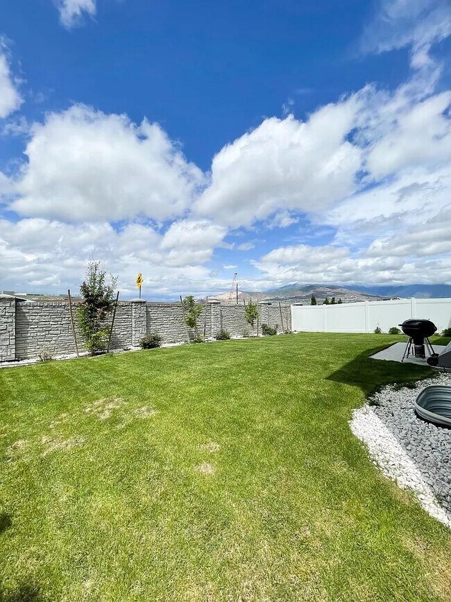 Building Photo - 364 W Snowberry Dr