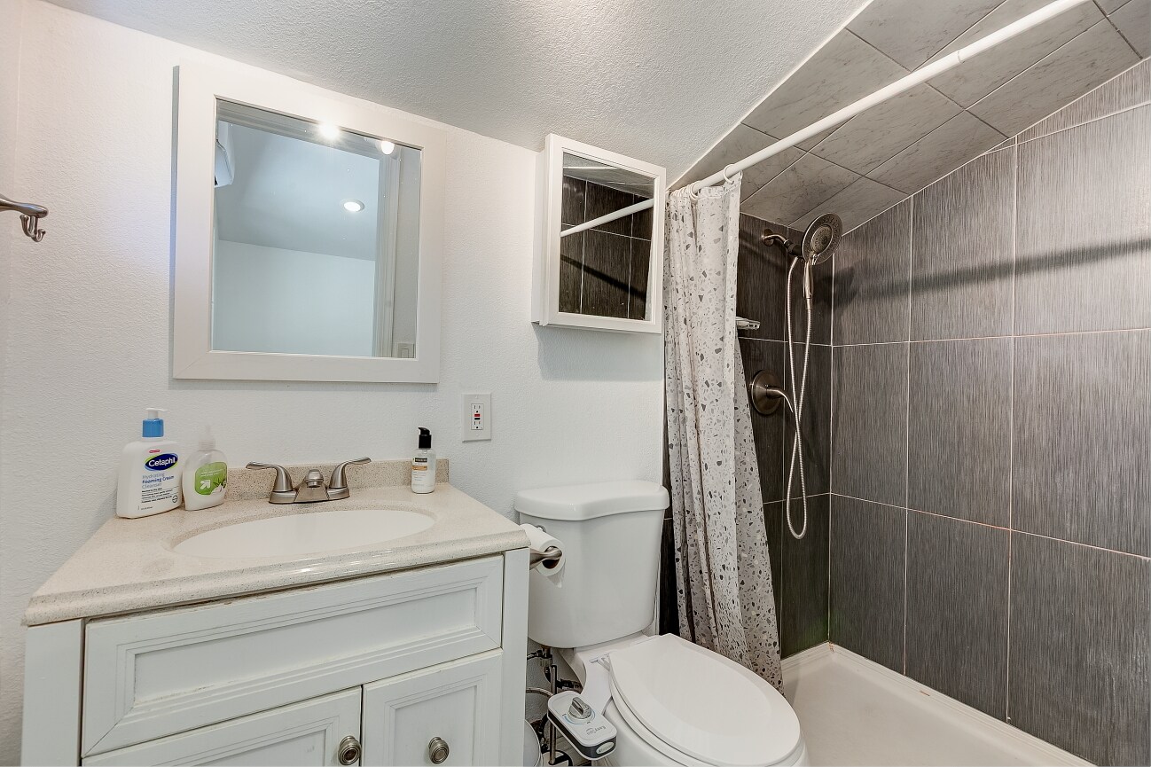 Building Photo - 3047 Montevideo Dr
