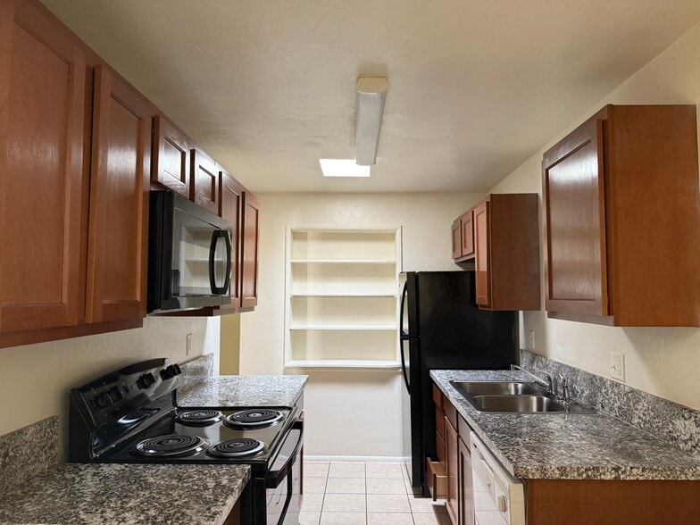 Building Photo - 1416 E Elm St