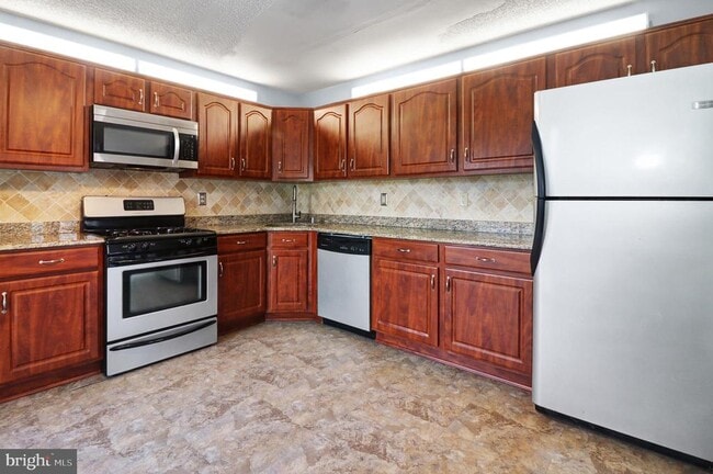 Building Photo - 2 Cheverny Ct