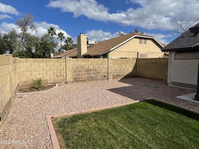 Building Photo - 710 W Cheyenne Dr