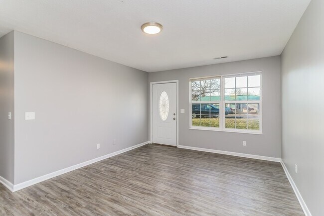 Building Photo - Stunning 3 Bedroom with Spacious Backyard