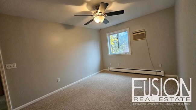 Building Photo - Bright, Spacious End-Unit Townhome in Prem...