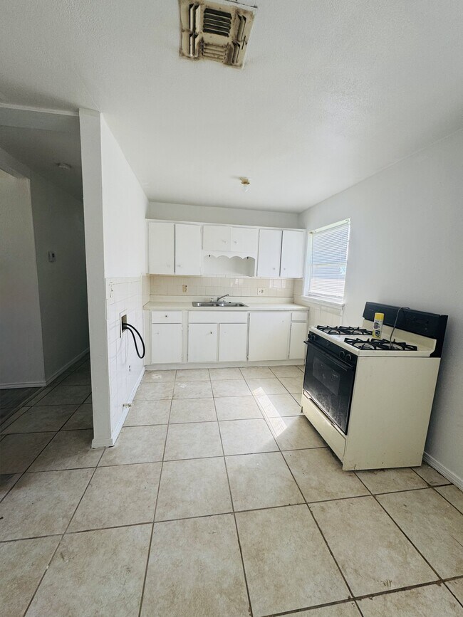 Building Photo - 1807 Westcliff Dr