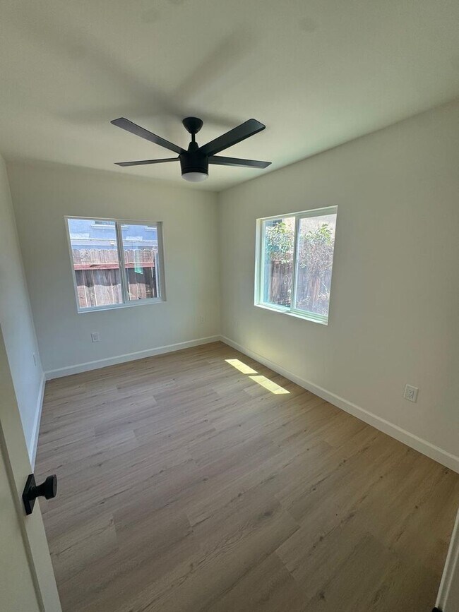 Building Photo - 2 bedroom 1 bath for rent in the College Area.