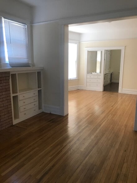 Primary Photo - 213 W Washington Ave