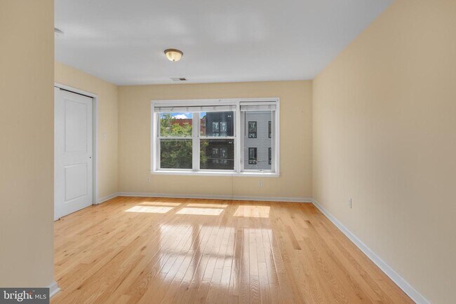 Building Photo - 2464 Frankford Ave