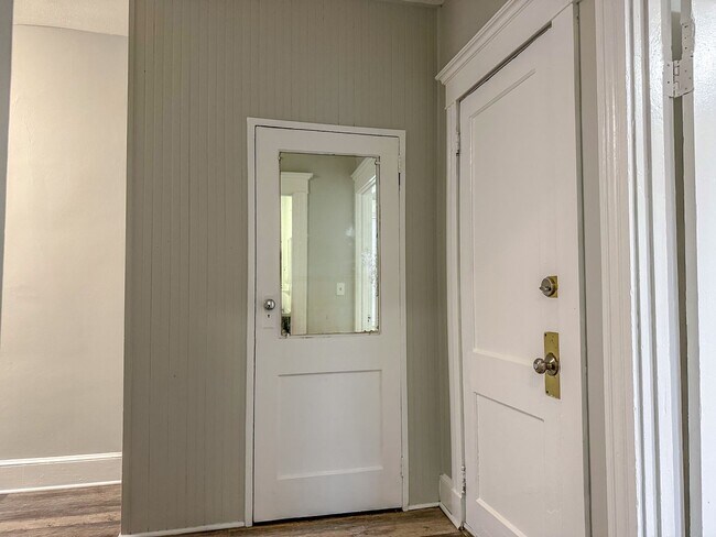 Building Photo - 318-320 Howard Ave