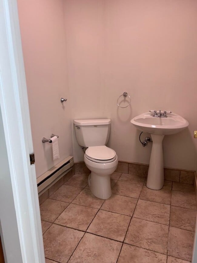 Building Photo - Large 4 bedroom, 2 1/2 bath home for rent in Ravena, NY on Rt 9W