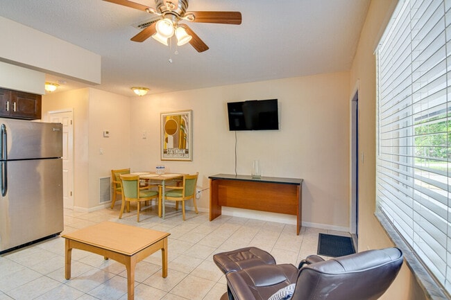 Building Photo - 412 NE 4th Ave