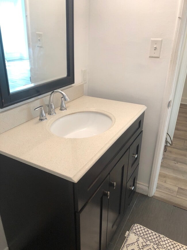 Building Photo - 5707 San Vicente Blvd