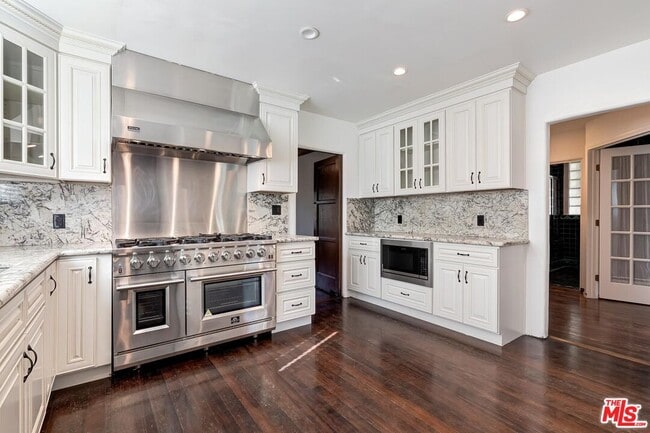 Building Photo - 1304 San Vicente Blvd