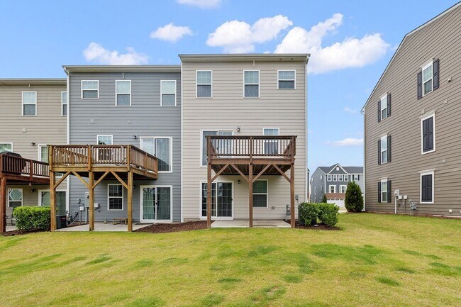 Building Photo - **End Unit 3/3 Townhome in Great Location**