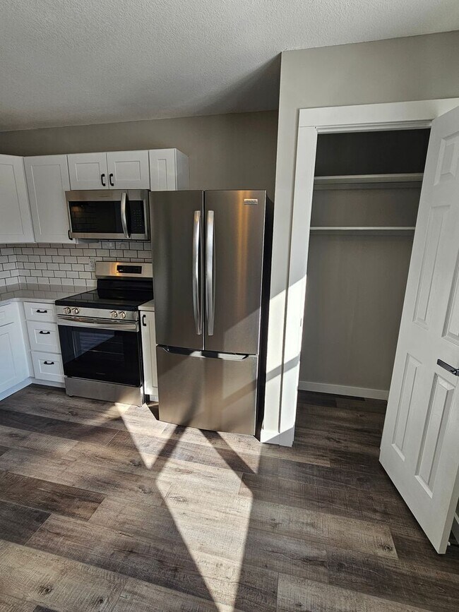 Building Photo - Like new large 2 bedroom apt coming available!