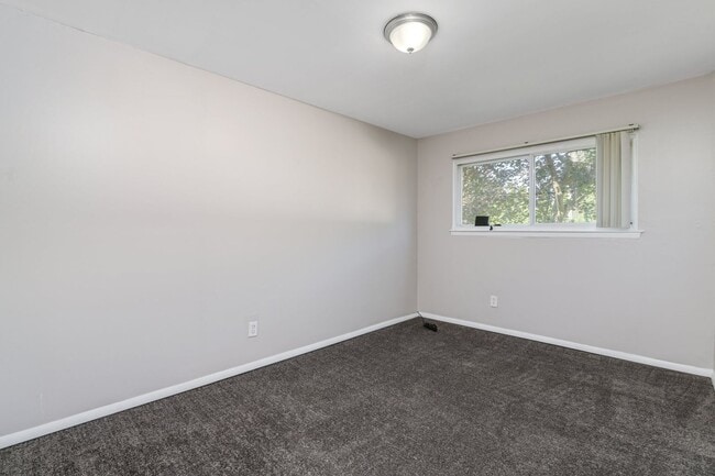 Building Photo - Introducing a beautiful 3 bedroom, 1 bathr...