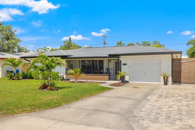 Building Photo - 1501 San Helen Dr