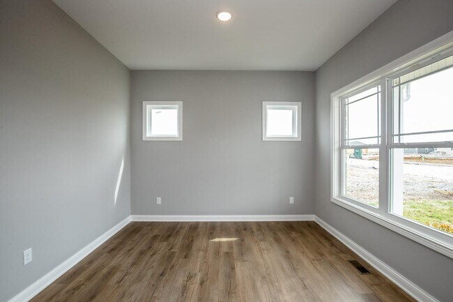 Building Photo - 693 Shaker Dr