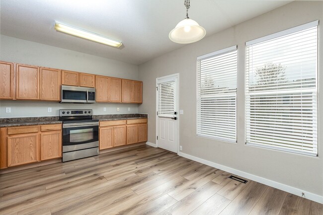 Building Photo - Stunning Townhouse for Rent