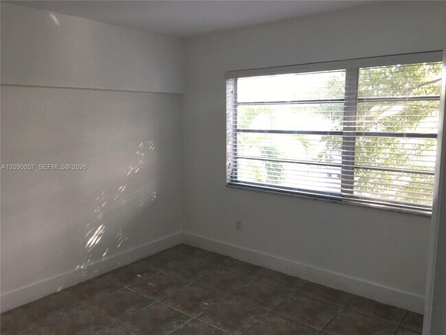 Building Photo - 1606 Salzedo St
