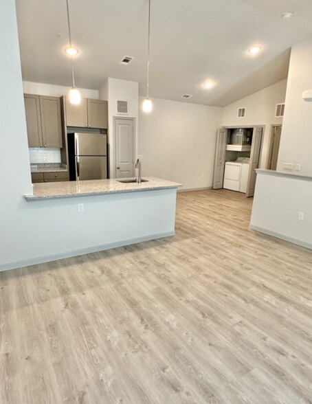 Building Photo - 1101 Halsey Dr