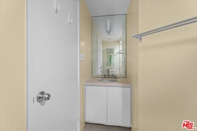 Building Photo - 4265 Marina City Dr