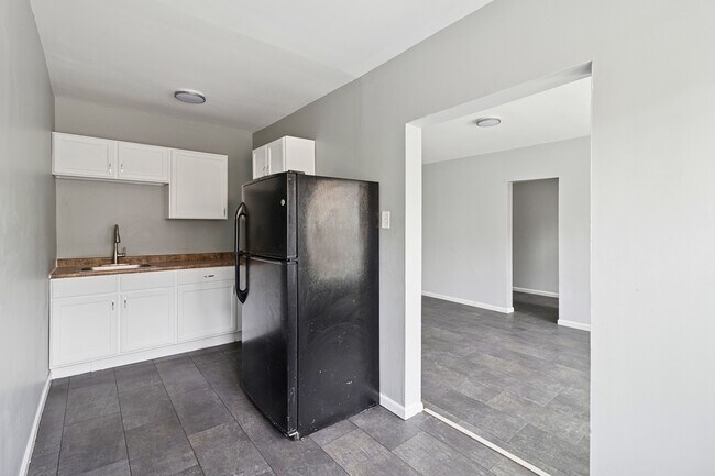 Building Photo - 6228 S Western Ave