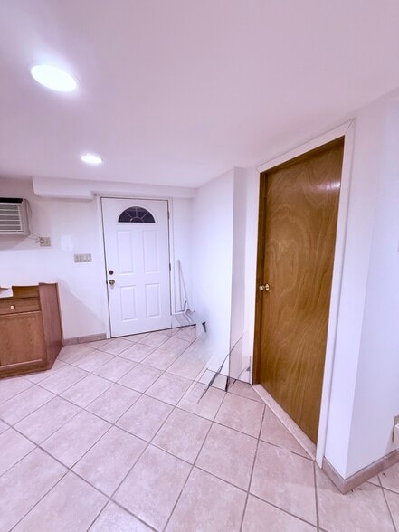 Building Photo - 336 Mile Square Rd