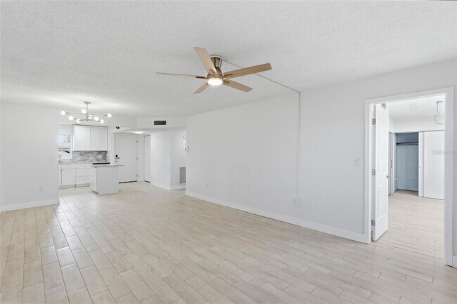 Building Photo - 4775 Cove Cir