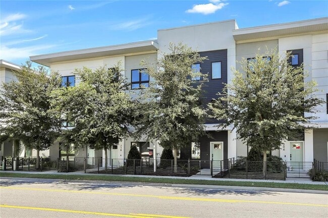 Building Photo - 212 E Pineloch Ave