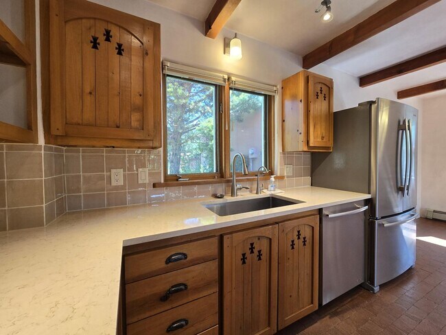 Building Photo - 133 Valley Dr