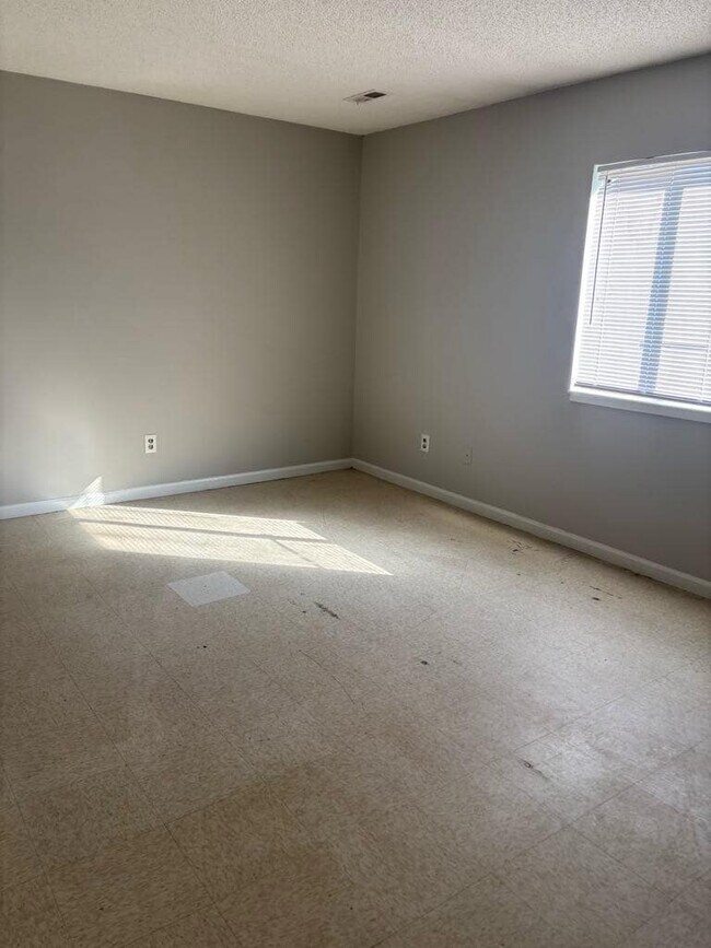 Building Photo - Single Family Standridge manor