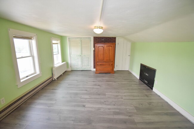 Building Photo - Large Home on Jacksonville Rd with Laundry!
