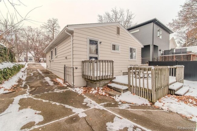 Building Photo - 122 N Helen Ave