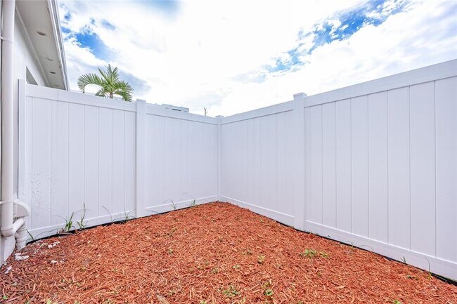 Building Photo - 412 SE 16th St