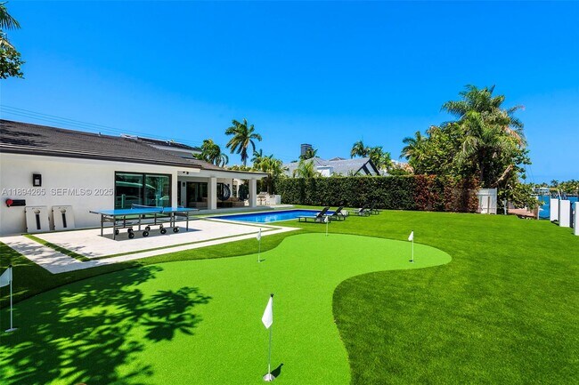 Building Photo - 207 Holiday Dr