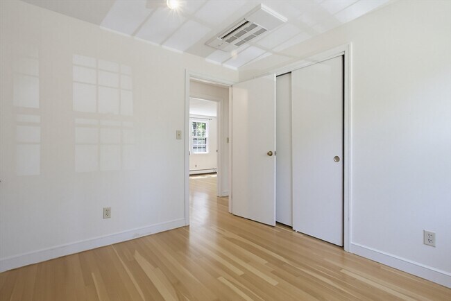 Building Photo - 37 Woodbury Rd