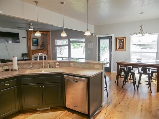 Building Photo - 151 Cub St W