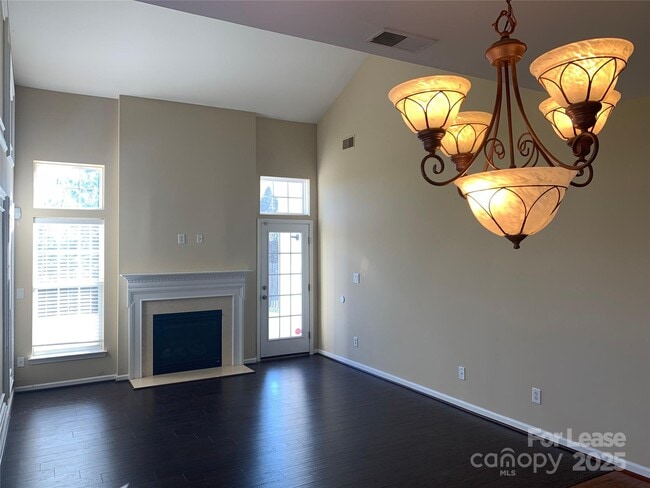 Building Photo - 4098 Holly Villa Cir