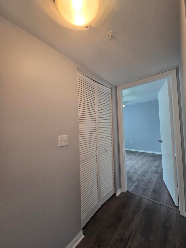 Building Photo - 1400 Crestwood Ct S