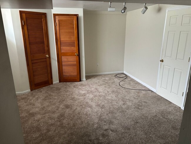 Building Photo - **NEW CARPETING** Abbey Lane Townhome 3 Beds 3 Baths!!