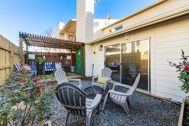 Building Photo - 7373 Antoine Dr