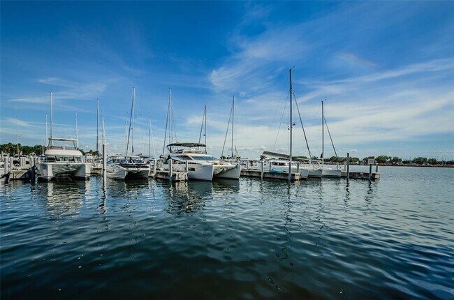 Building Photo - 833 1st St NE