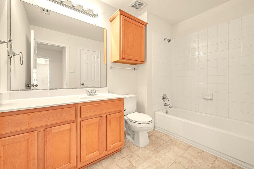 Family bathroom with linen closet - 9201 Brodie Ln