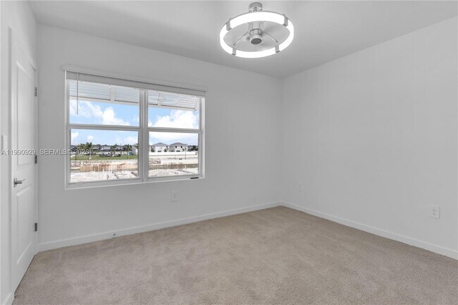 Building Photo - 615 NE 1st Ave