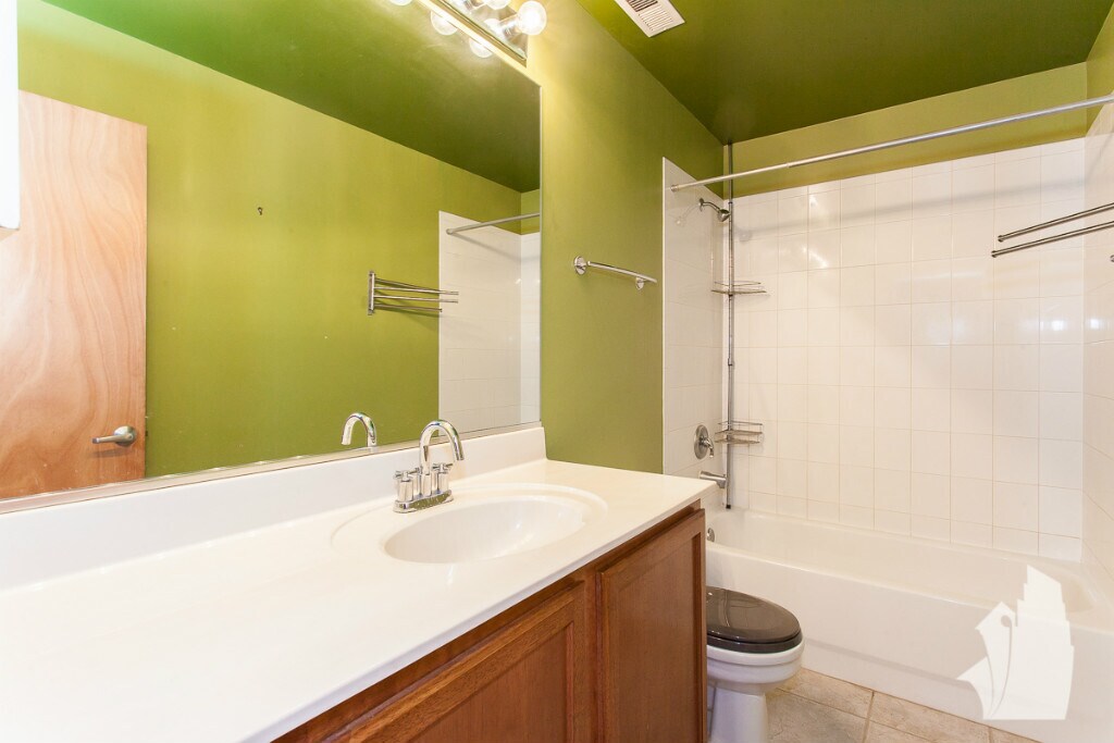 Building Photo - 1500 W Monroe St