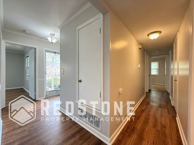 Building Photo - 136 Westview Dr